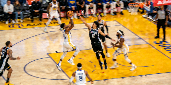 NBA季后赛精彩集锦，球员突破上篮、三分远投和盖帽防守的连续镜头