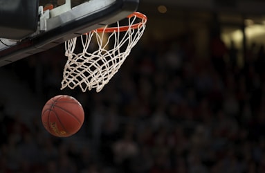 NBA篮球比赛现场，球员高高跃起准备投篮